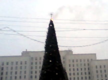 Горящая новогодняя елка на центральной площади Могилева. Скриншот из видео