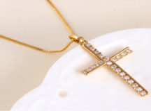 Золотые крестик и цепочка. © Фото с сайта ваш-сонник.рф